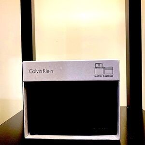 🎉HP🎉Calvin Klein Leather Passcase NWT